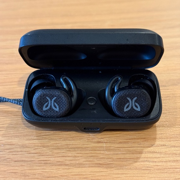 Jaybird Black Wireless Earbuds - Won’t Connect - Picture 2 of 3